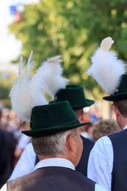 Geleneksel kostüm şapka beyaz tüylü