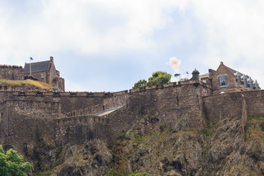 Edinburgh saat ünlü bir savaş topu atış