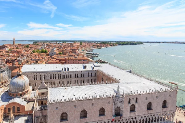 Visa över det ducal palatset och öster om Venedig — Stockfoto