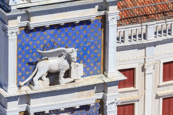 León alado de Venecia en la torre del reloj — Foto de Stock