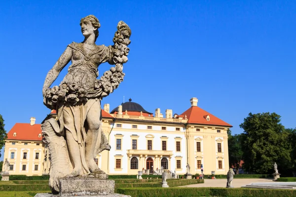Άγαλμα μπροστά η κάστρο Slavkov — Φωτογραφία Αρχείου