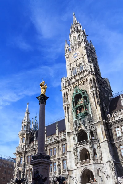 Munich city hall and statue — Stock Photo, Image