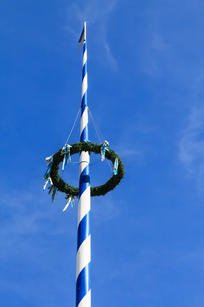 Toppen av en midsommarstång i München — Stockfoto