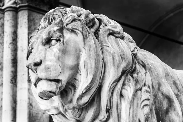 Sculpture lion de pierre à Munich — Photo