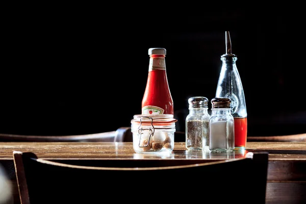 Typical pub utensils on a table — Stock Photo, Image