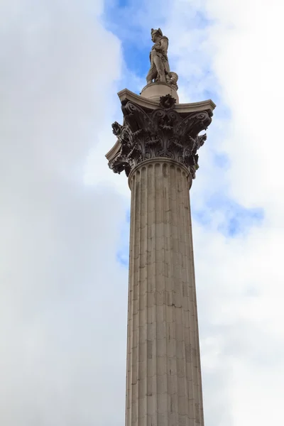 Colonne avec la statue de l'amiral Nelson à Londres — Photo