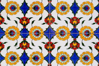 Çiçek desenli taşlarla