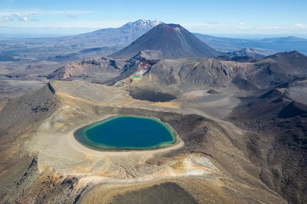 Βουνά εθνικό πάρκο Tongariro και γαλάζια λίμνη Royalty Free Εικόνες Αρχείου