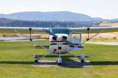 Küçük bir uçak önü 