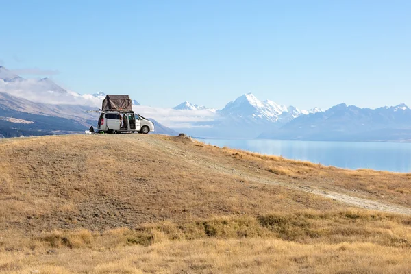 Camping in een busje aan het meer — Stockfoto