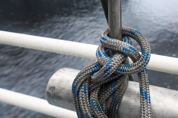 Una cuerda en un barco atada a un nudo —  Fotos de Stock