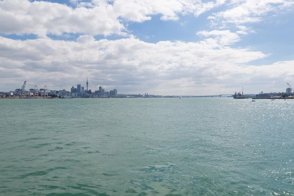 Auckland sykline visto desde el agua — Foto de Stock