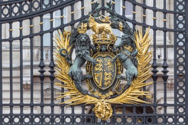 Ana Buckingham Sarayı kapısında Kraliyet arması