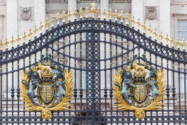 Escudo de armas real en la puerta principal del Palacio de Buckingham — Foto de Stock
