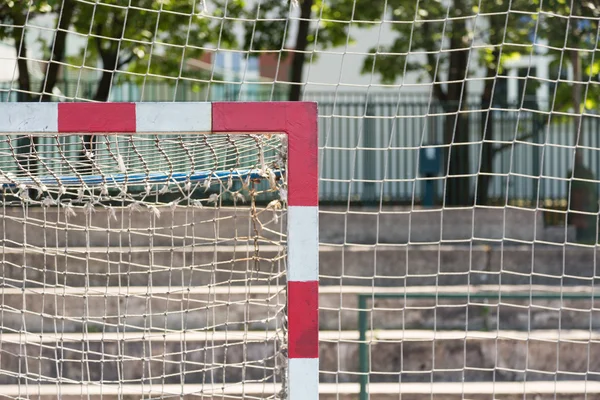 Canto superior de um poste de gol e bar em um campo de futebol ao ar livre — Fotografia de Stock