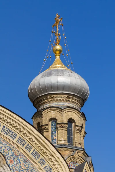 Flèche bulbeuse d'une église catholique à Saint-Pétersbourg — Photo