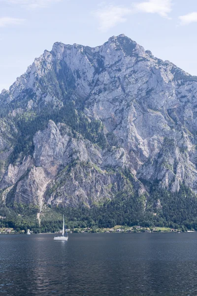 Traunstein dağın önünde yelken