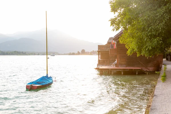 Wooden hut at the pier of Wolfgangsee — Stock Photo, Image