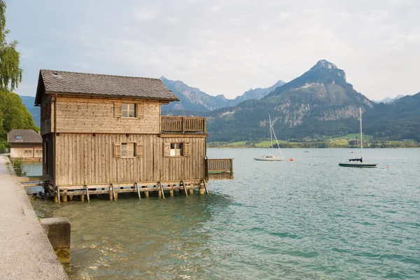 Wooden hut at the pier of Wolfgangsee — Stock Photo, Image