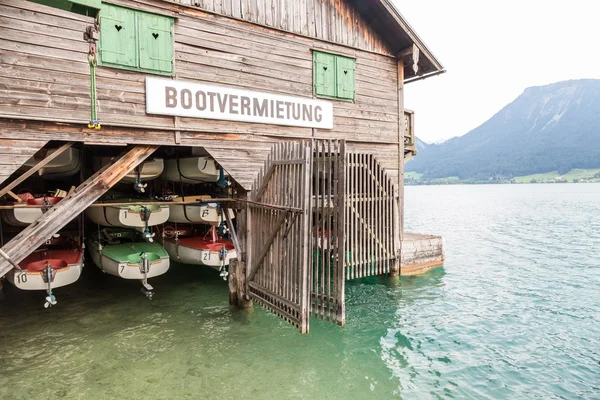 Motor boat rental at Wolfgangsee — Stock Photo, Image