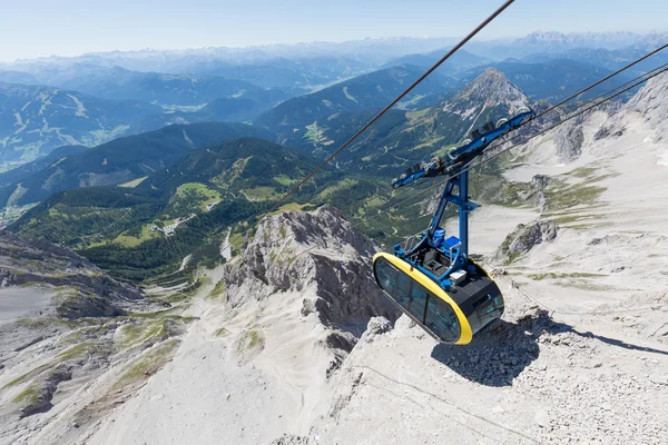 Bir kablo demiryolu pod üzerinde Dachstein, Avusturya