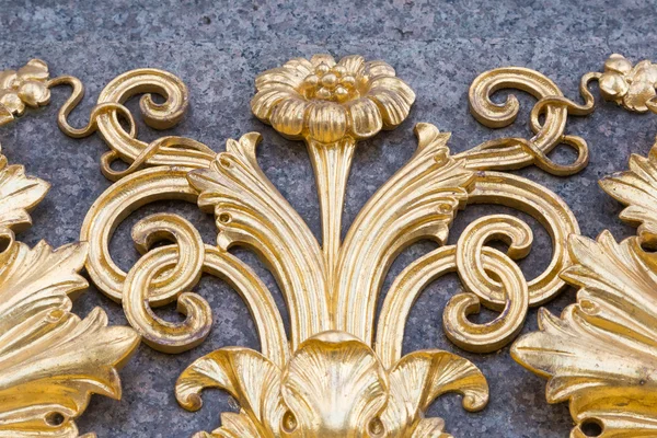 Ornamento in metallo floreale dorato — Foto Stock