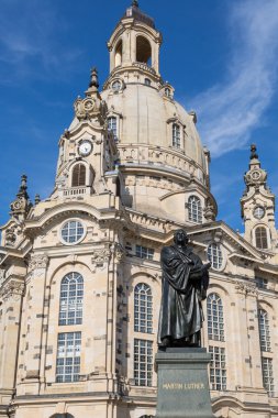 Martin Luther Frauenkirche Dresden, Ger önünde heykeli