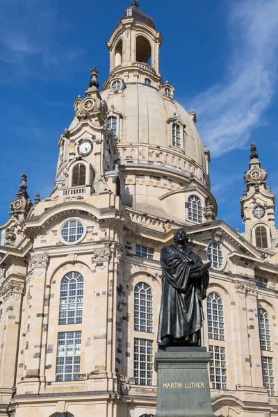 Statua di Martin Lutero davanti a Frauenkirche a Dresda, Germania — Foto Stock