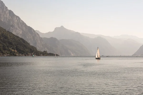 Boats on the lake Traunsee in Austria — Stock Photo, Image