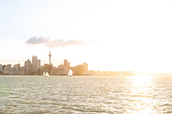 Skyline von Auckland bei Sonnenuntergang Stockbild