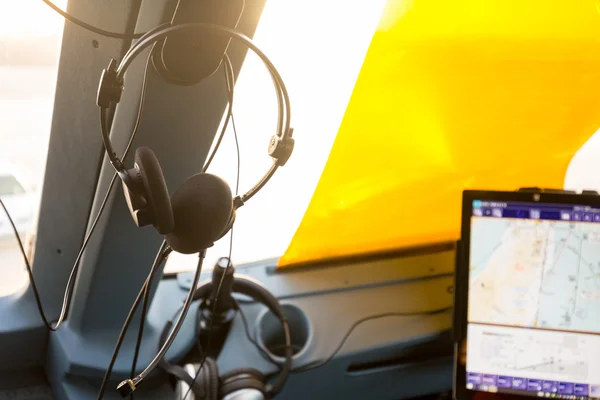 Auriculares colgados en una cabina de un avión — Foto de Stock