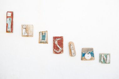 Beyaz bir duvar üzerinde İspanyolca yanılsama