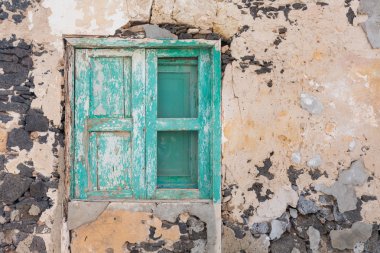 Kapalı eski pencere çerçevesi