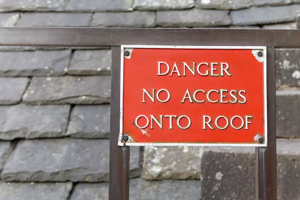 Sign: danger no access onto roof — Stock Photo, Image