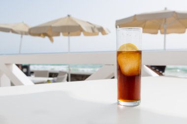 Denize yakın bir terasta bir içki