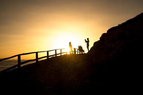 A family taking a picture in the sunset — Stock Photo, Image