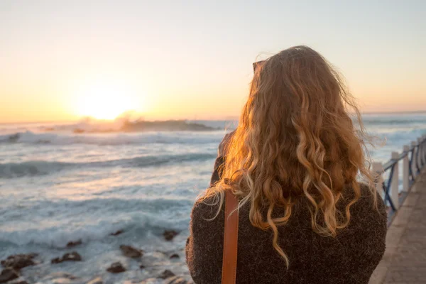 Donna bionda che scatta una foto del tramonto — Foto Stock