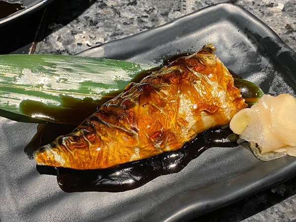 鯖醤油焼き 醤油で鯖を焼き 黒板に盛り付けます 日本の伝統料理 — ストック写真