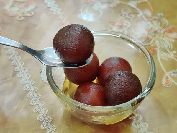 ガラスボウルに入ったガラブジャム インド亜大陸産の乳固形分をベースにした甘いもの そして一種のミタイ 伝統的なインドのデザート ロイヤリティフリーのストック写真