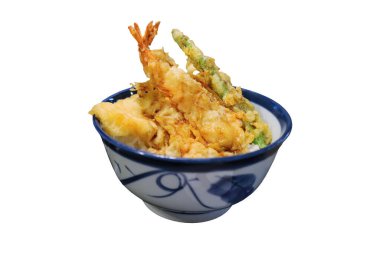 Tempura don, üzerine tempura konmuş bir kase pirinç. Geleneksel Japon yemekleri. Seçici odaklanma. beyaz üzerine izole