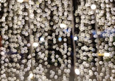 Siyah arka planda soyut, bulanık, beyaz bokeh. Xmas ve HNY kartı ve arkaplan için uygun.