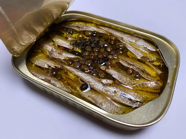 Geräucherte Sardine Mit Olivenöl Und Schwarzem Pfeffer Einer Offenen Blechdose — Stockfoto