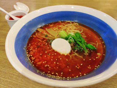 Tantan-men veya Dandan noodle, baharatlı soslu ramen içinde sebzeler, kırmızı biber, Sichuan biberi, kıymalı domuz eti, yumurta ve soğanlı erişte var.