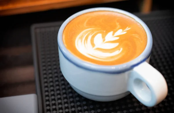 Warme Koffie Met Latte Art Serveert Witte Beker Aroma Drank — Stockfoto
