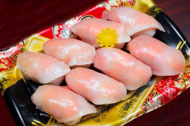 Plastik tabakta ton balıklı suşi seti. Seti al. Japon geleneksel yemekleri  