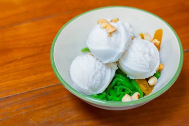 Lod Chong 'lu hindistan cevizi sütü dondurması, undan yapılmış Tayland tatlısı, beyaz kasede servis ediliyor..  