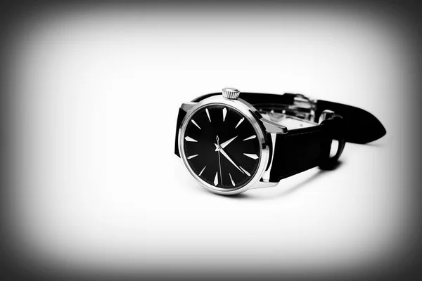 レザーメンズアナログ腕時計左側のコピースペースと白の背景に隔離された時計 黒と白のトーン — ストック写真
