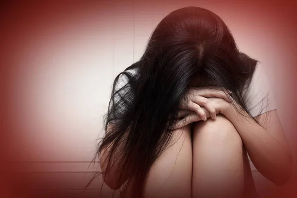 Mulher Asiática Com Mãos Rosto Chorando Sentada Chão Sentindo Triste — Fotografia de Stock