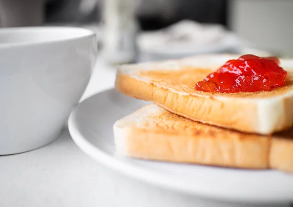 Zijaanzicht Van Toast Met Aardbeienjam Wit Bord Hete Koffie Wit — Stockfoto