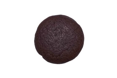 Yuvarlak, koyu kahverengi ya da siyah kurabiyelerin yukarıdan aşağı yakın çekimi. Kurabiyenin kabataslak bir dokusu vardır ve saf beyaz bir zemin üzerinde izole edilmiştir.